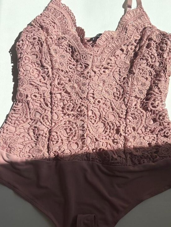 iris Tops - 🌸 Dusty Pink Floral Lace Bodysuit 🌸